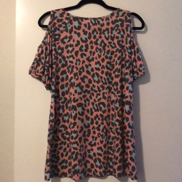 Cold Shoulder Leopard Top - Picture 3 of 5
